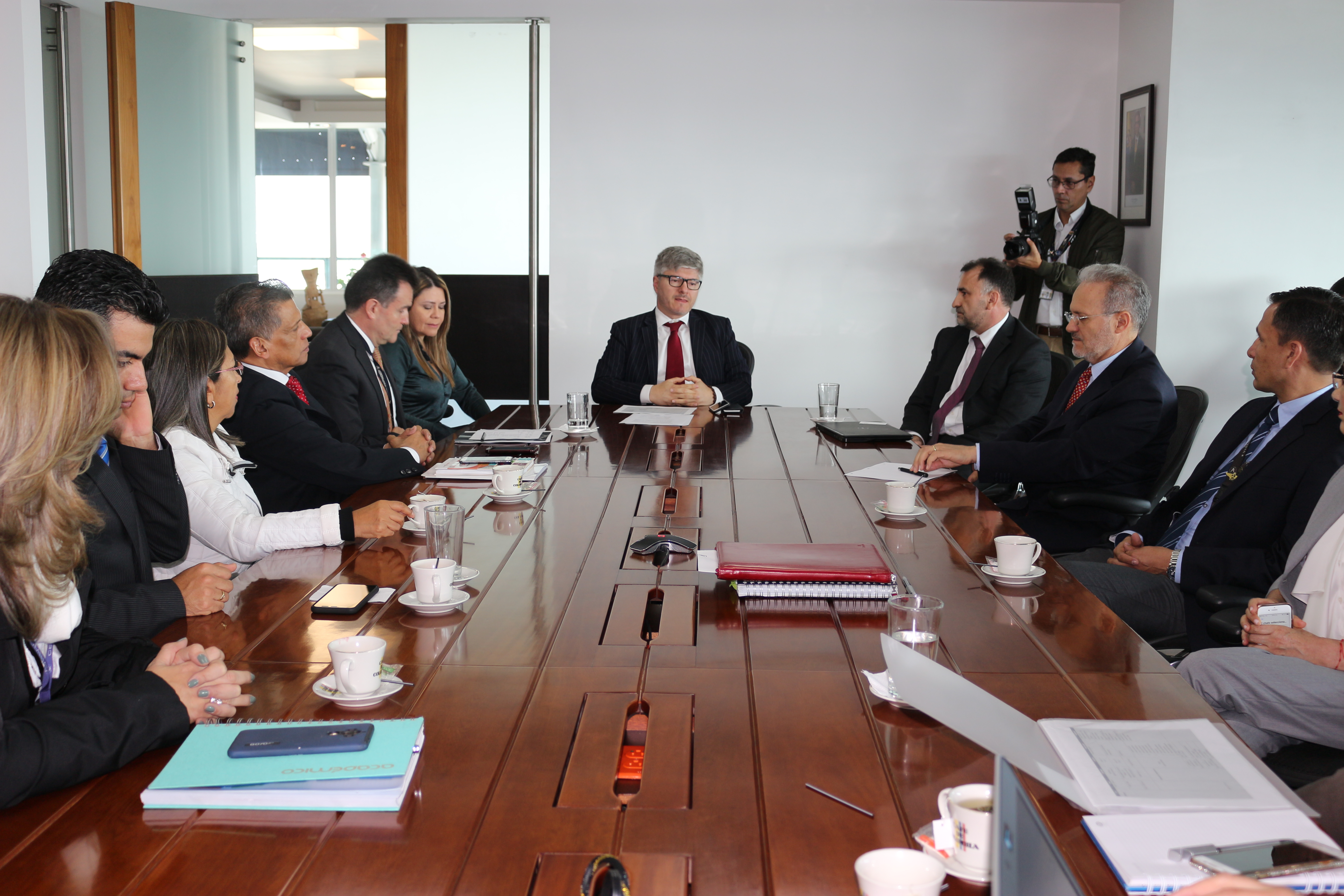 Aerocivil recibe visita de la OACI para reevaluación de membresía al programa Trainair Plus, otorgada al Centro de Estudios